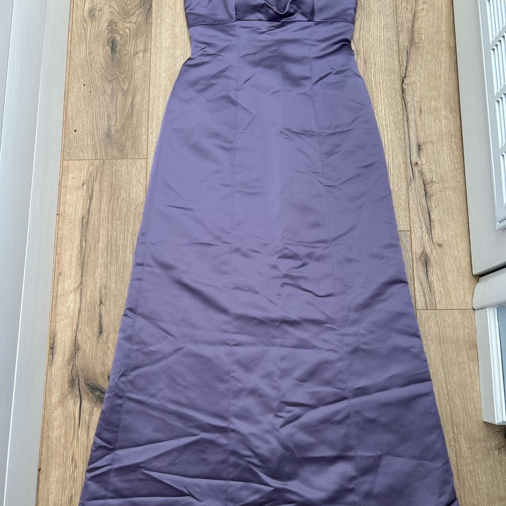Bill Levkoff
Lilac formal dress with shoulder straps
Size 8